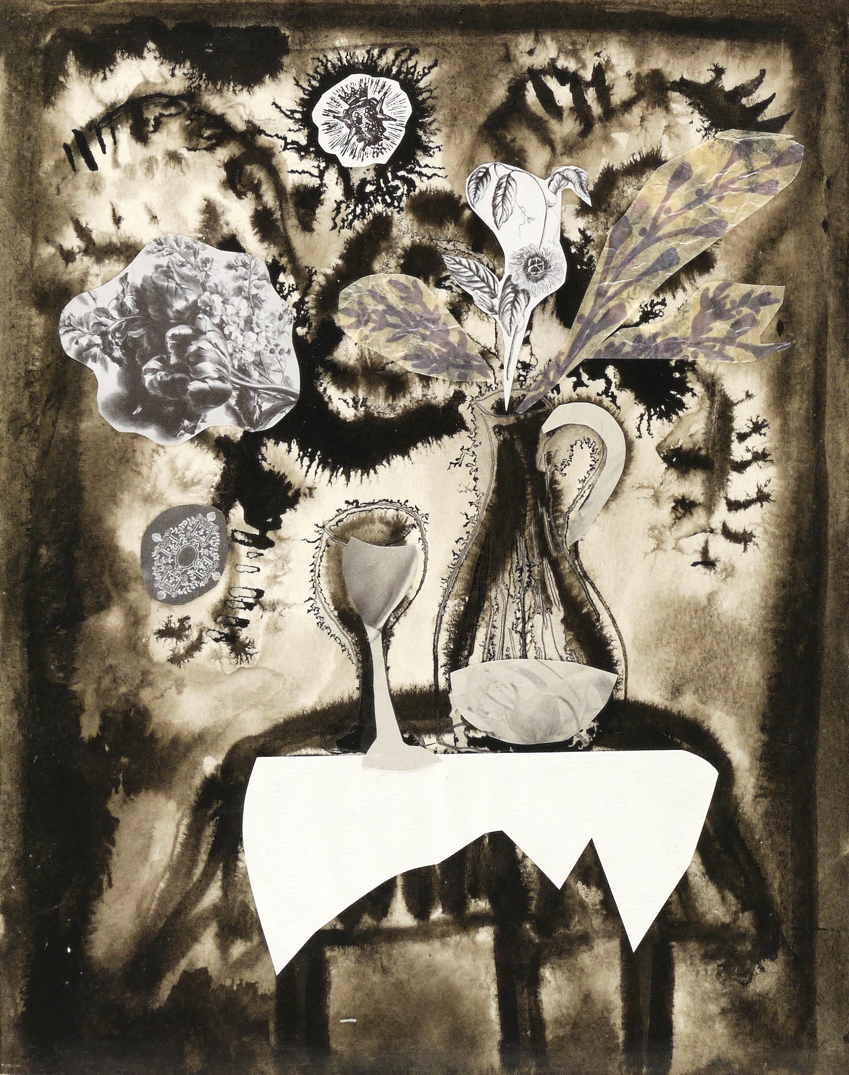 Tisch mit großer Vase und Glas Tisch mit großer Vase und Glas