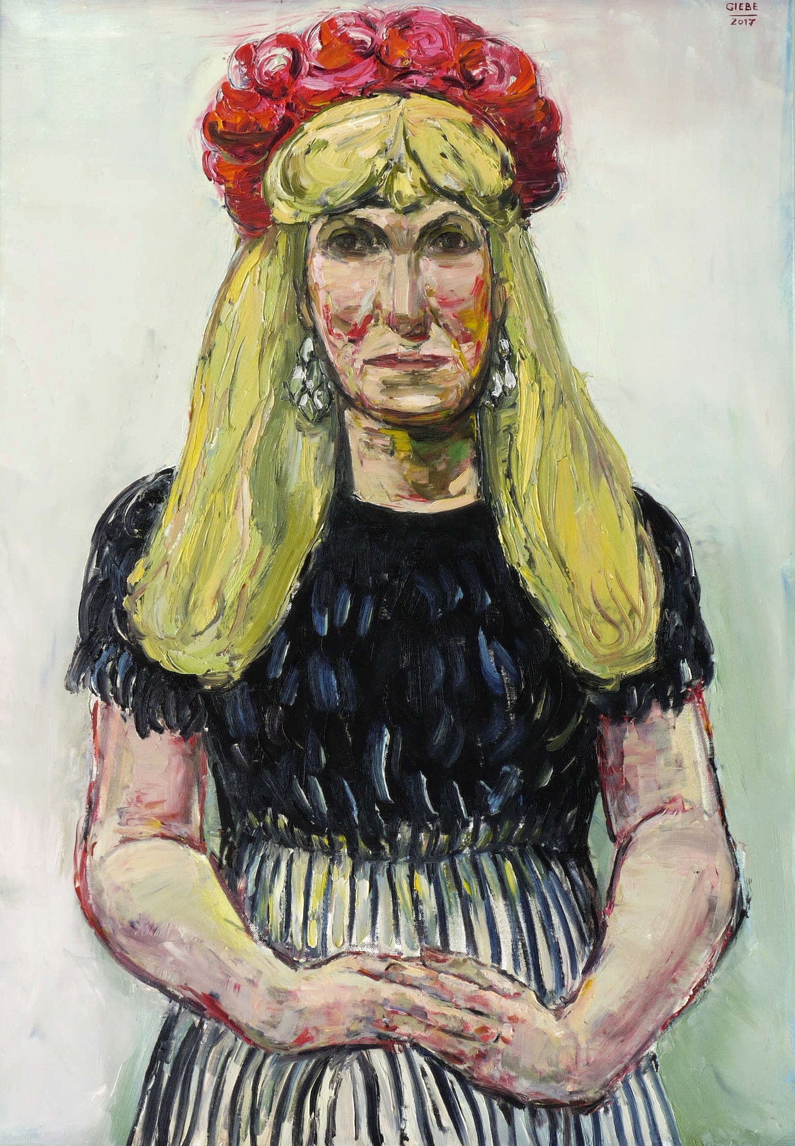 Frau mit Rosenkranz im Haar